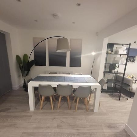 New 4 Bedrm House! Parking. 10Min To City / Etihad Манчестер Екстер'єр фото