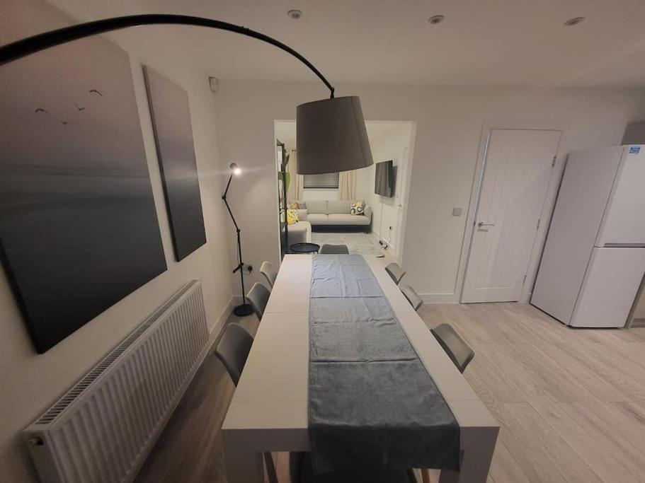 New 4 Bedrm House! Parking. 10Min To City / Etihad Манчестер Екстер'єр фото