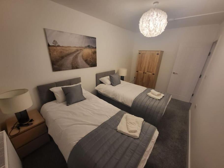 New 4 Bedrm House! Parking. 10Min To City / Etihad Манчестер Екстер'єр фото
