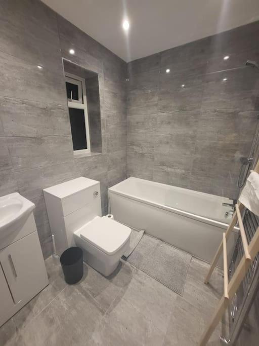 New 4 Bedrm House! Parking. 10Min To City / Etihad Манчестер Екстер'єр фото
