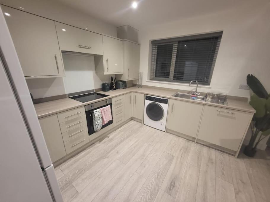 New 4 Bedrm House! Parking. 10Min To City / Etihad Манчестер Екстер'єр фото